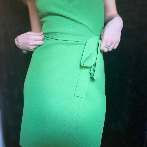 Classic VF wrap with a sultry green twist ✨ - Picture 1 of 3